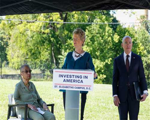 王羲之故居保护中心向临沂市图书馆捐赠图书